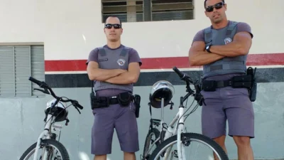 Policiais Militares em bicicletas detêm mulher em flagrante