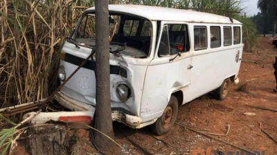 Motorista perde o controle e só para Kombi em Canavial