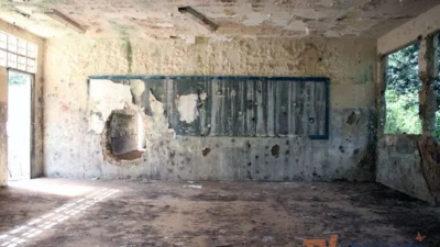 Prédio de escola encontra-se em total estado de abandono e deterioração