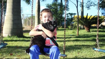 Pedro e seu xodó, o gato Macaco