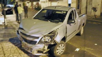 Mulher perde o controle de veículo e só para após bater em portão