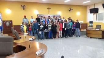 Feirantes e representantes da feira na Câmara dos Vereadores de Cosmópolis após a aprovação do requerimento promovido pelo vereador João Batista Nunes Dourado