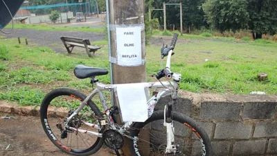 Mãe usa bicicleta de acidente como forma de alerta