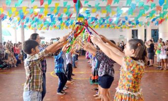 É importante que, ao levar as crianças, elas tenham locais para brincar e dançar em vez de comer o tempo todo