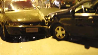 Motorista, aparentando embriaguez, causa acidente com duas crianças no carro
