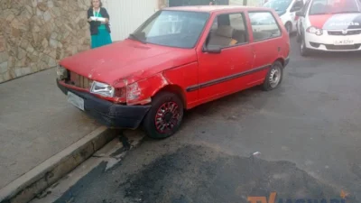 Motorista aparentando embriaguez e com habilitação vencida causa acidente