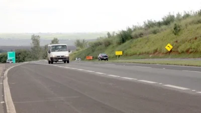 Uso do farol baixo durante o dia em rodovias passa a ser obrigatório para carros