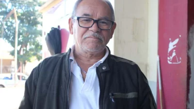 Aroldo Manoel da Silva há mais de 30 anos trabalha como cabeleireiro na Rodoviária
