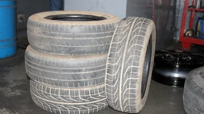 Pneus e óleos devem ser descartados em local apropriado para reciclagem
