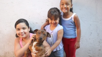 As meninas Emilly, Kamilly e Maria Eduarda amam brincar com Bidú