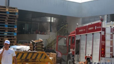Princípio de incêndio assusta clientes, funcionários e vizinhos de mercado