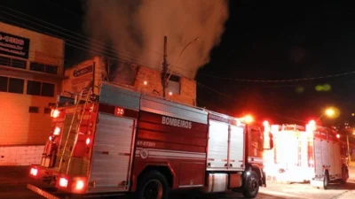 Barracão pega fogo durante a madrugada