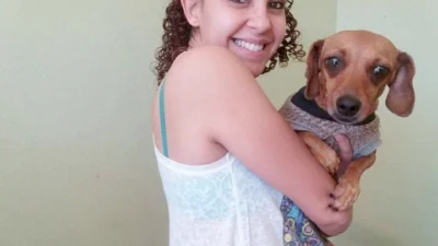 Flávia adotou a dachshound Mel e mais outros seis cães