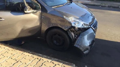 Carro e moto se envolvem em acidente no fim da tarde de sexta-feira