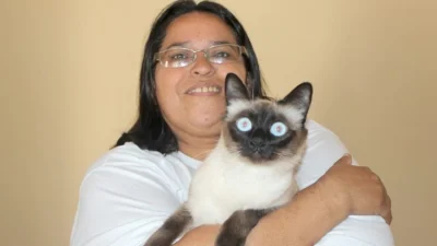 Vanira considera sua gata uma companheira de todas as horas