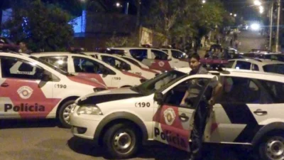 Polícia acaba com baile funk em chácara no domingo à noite