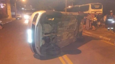Motorista bate em veículo estacionado e capota na Av. da Saudade