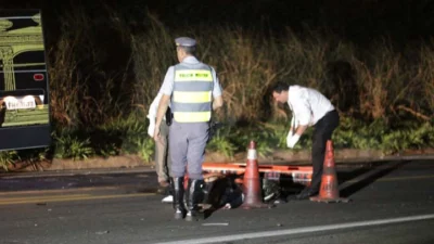 Motociclista morre em acidente com carreta