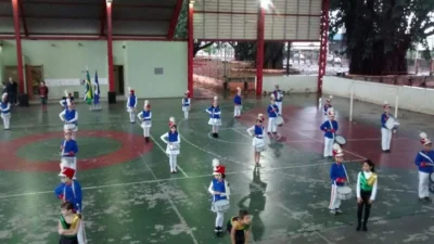 Alunos da escola ‘Rodrigo’ fazem o desfile da fanfarra