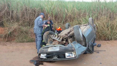 Homem morre após veículo capotar em estrada da Ponte de Ferro
