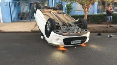 Veículo capota após acidente em cruzamento