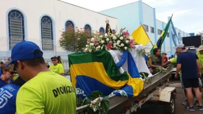 Procissão é realizada em comemoração ao dia de Nossa Senhora Aparecida