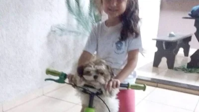 Luiza ama e brinca muito com seu xodó Bolota