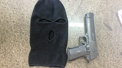 Trio é preso com arma de brinquedo e touca ninja