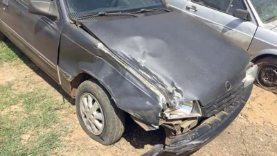 Motorista, sem habilitação, vai pegar cigarro e bate em dois carros