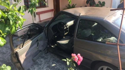 Após acidente, veículo invade garagem de casa