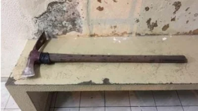 Homem foi detido após avançar com picareta sobre policiais