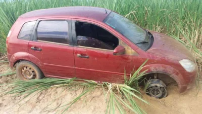 Veículo roubado é localizado abandonado em canavial