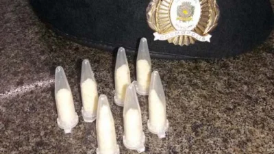 Homem corre e abandona drogas ao ver Romu chegando