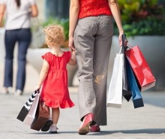 Crianças consumistas refletem exemplos dos pais e responsáveis