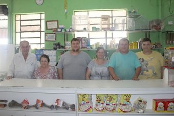 Comércio familiar: Sr. João Scarpa, Sra. Alzira de Campos Scarpa, Marcelo Scarpa, Tânia Maria Zutin Scarpa, João Carlos Scarpa e Mateus Scarpa