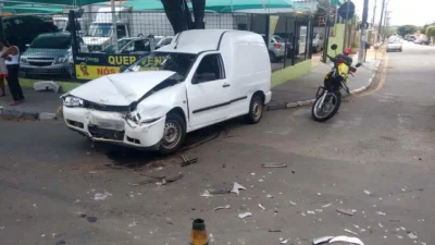Carros batem de frente em cruzamento na Av. da Saudade