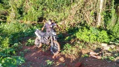 Moto roubada é encontrada em matagal no Parque Ester