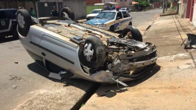 Motorista perde o controle e capota Celta