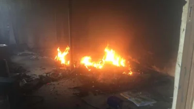 Colchão pega fogo em casa abandonada perto de escola