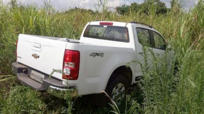 Bandidos abandonam caminhonete após roubo à residência