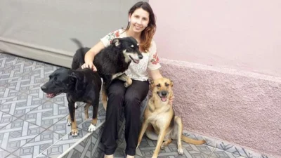 Sabrina é voluntária e hoje tem sete cães adotados