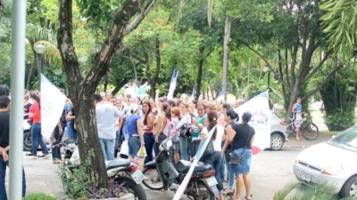 Funcionários do Hospital reivindicam pagamento de seus salários e cogitam greve geral