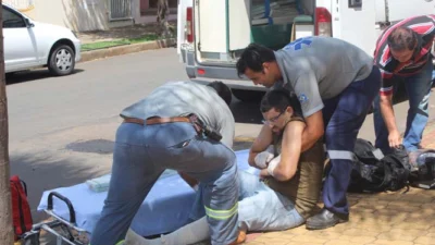 Eletricista não vê motociclista, atravessa o ‘pare’ e causa acidente