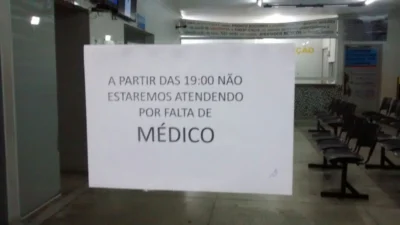 Aviso é pregado na porta com os dizeres: “Não há médico”