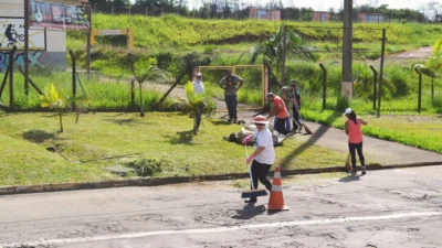 Segundo mutirão do “Pintou Limpeza” limpa a entrada de Cosmópolis