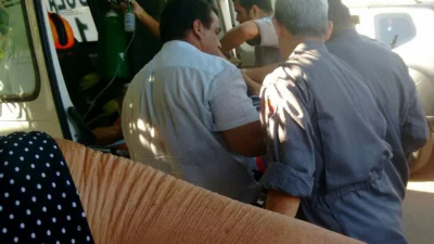 Aposentado cai do telhado e fica preso em lança de portão