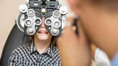 Casos de miopia crescem em todo o mundo e normalmente são diagnosticados na infância