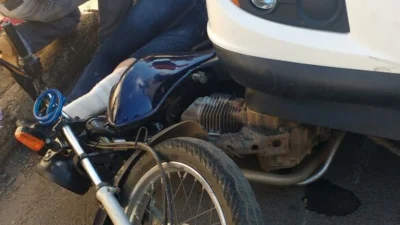 Auxiliar de limpeza é arrastada por carreta após acidente