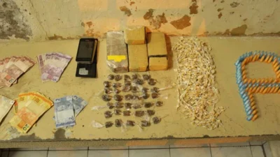 PM apreende dinheiro falso, cocaína, crack e maconha no Beto Spana