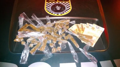 Romu encontra maconha, dinheiro e detém um rapaz